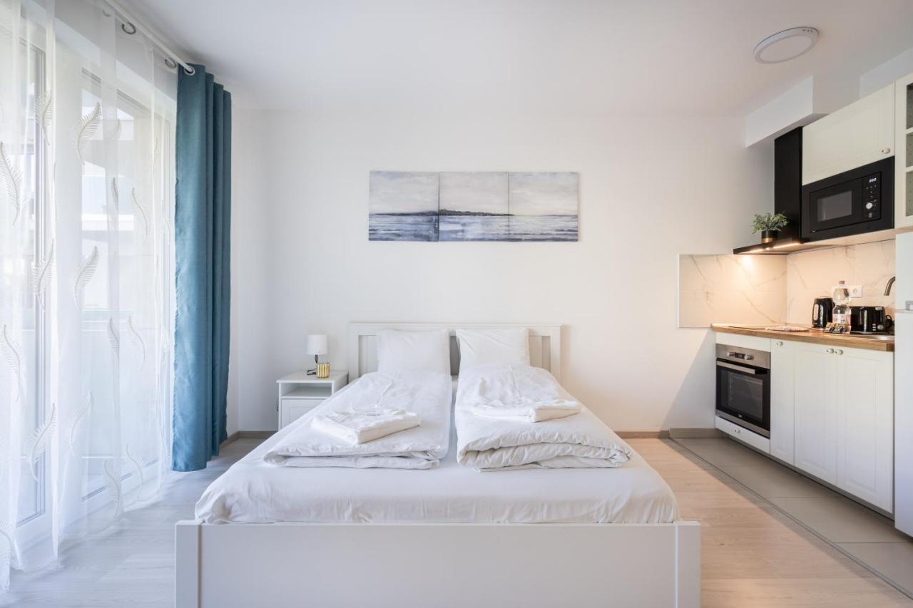 Grand Corvin Studio With Balcony Boedapest Buitenkant foto