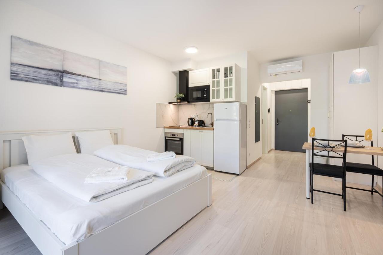 Grand Corvin Studio With Balcony Boedapest Buitenkant foto
